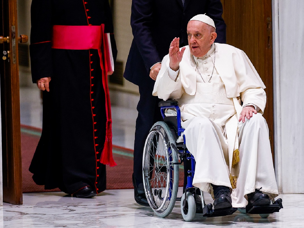 El Papa se mostró por primera vez en silla de ruedas por su dolor de rodilla