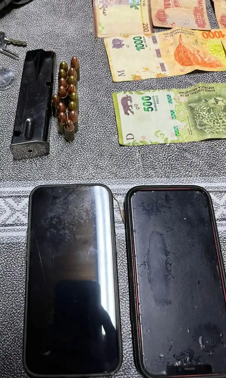 TRAS UN OPERATIVO EN CONJUNTO, APREHENDIERON A DOS EXTRANJEROS, INCAUTARON UNA AVIONETA Y SECUESTRARON MÁS DE 20 MIL DÓLARES, ENTRE OTROS ELEMENTOS - 1