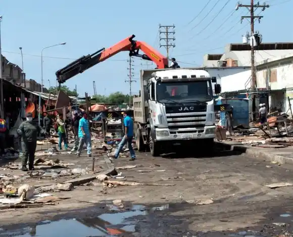 Tras ser foco del COVID-19,  comerciantes del mercado Las Pulgas retiran su mercancía