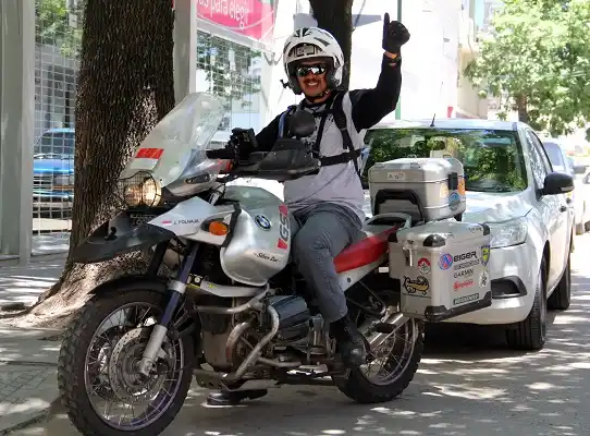 Una vuelta al mundo en moto y por la paz 