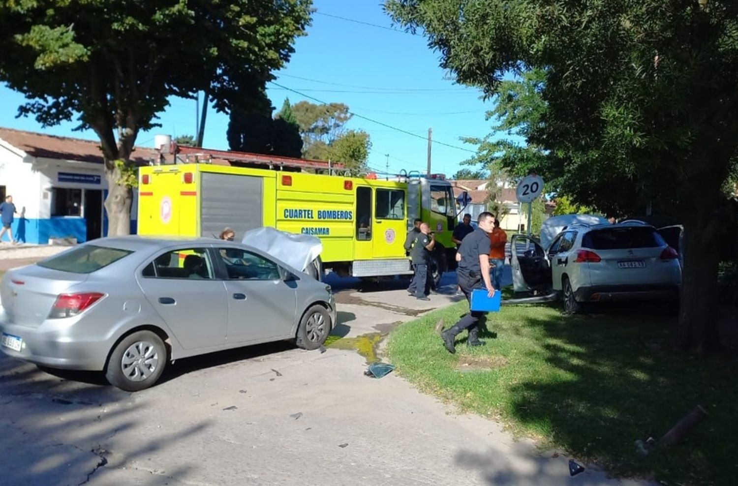 Choque en el barrio Caisamar: bomberos tuvieron que rescatar a un hombre que quedó atrapado