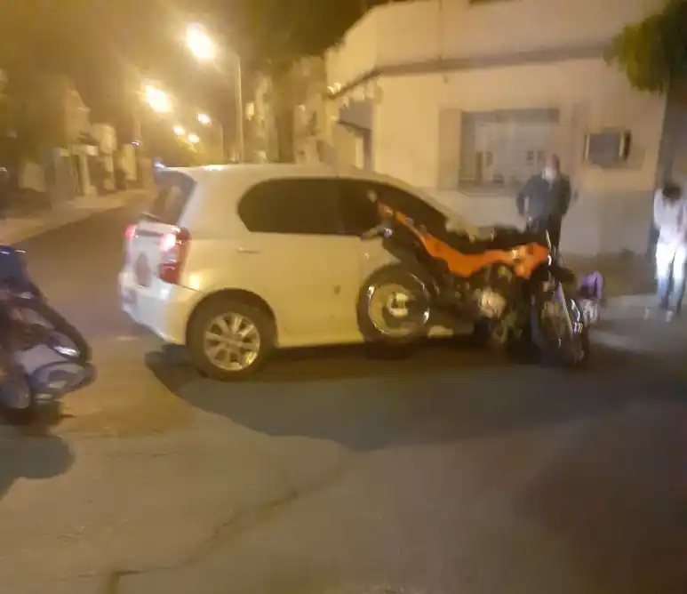 Chocaron un auto y una moto