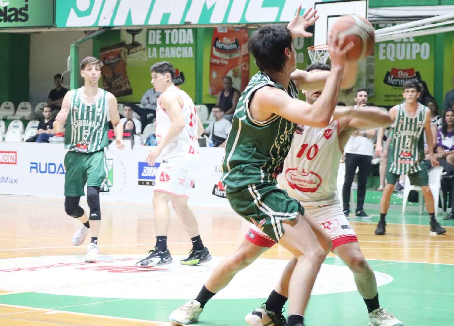 BÁSQUETBOL: Estudiantes le ganó sin problemas a Independiente por 73 a 57