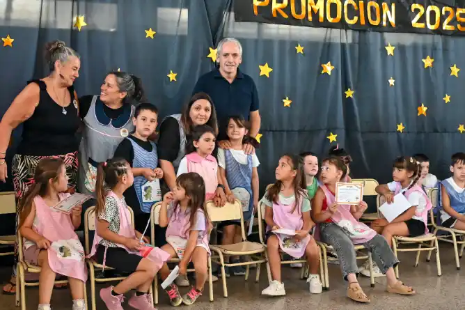 El intendente Javier Gastón acompañó los actos de cierre del ciclo lectivo en distintas escuelas