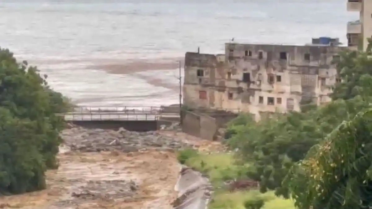 ASÍ ESTÁ LA GUAIRA: ríos y quebradas al borde, 3 edificios desalojados y 800 funcionarios desplegados (+ Video)