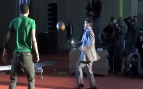 Diego, de traje y zapatos, mostró que su magia sigue intacta