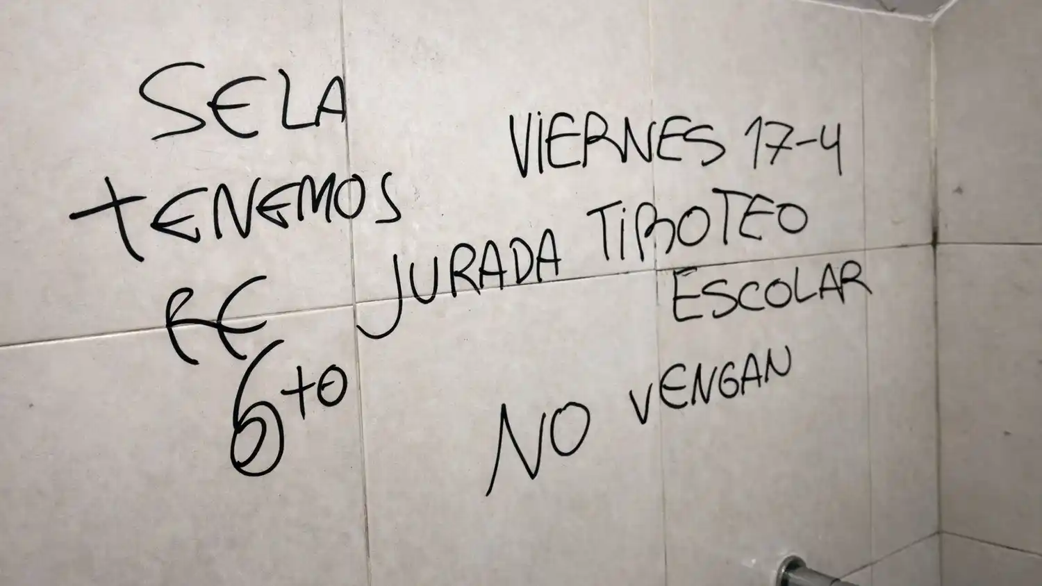 Una de las pintadas que aparecieron en escuelas de Pilar.