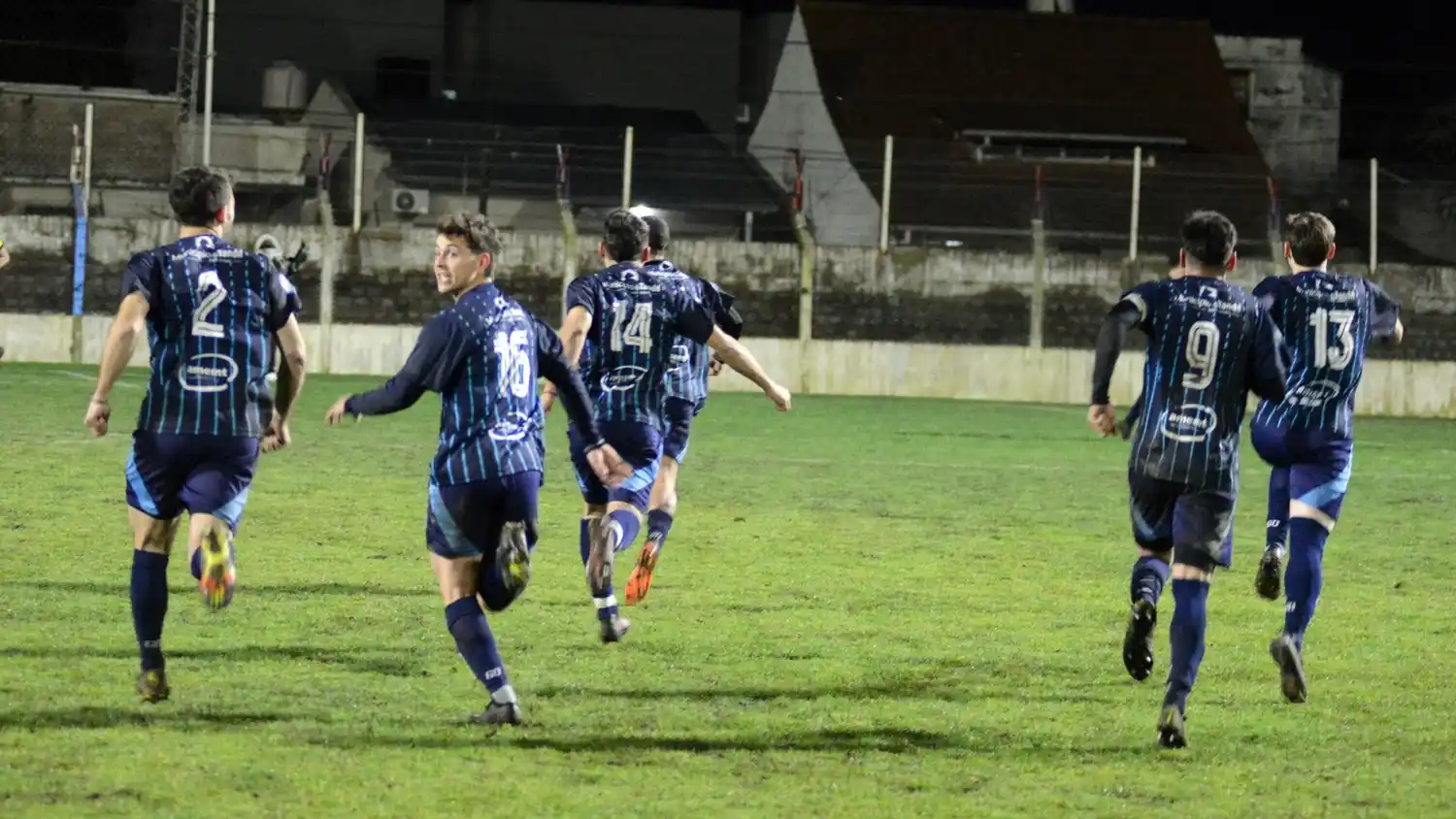 Tandil recibe a Neuquén en el inicio de cuartos de final