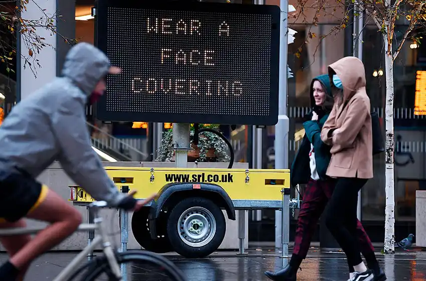 Inglaterra relaja restricciones pero el gobierno pide precaución a los ciudadanos