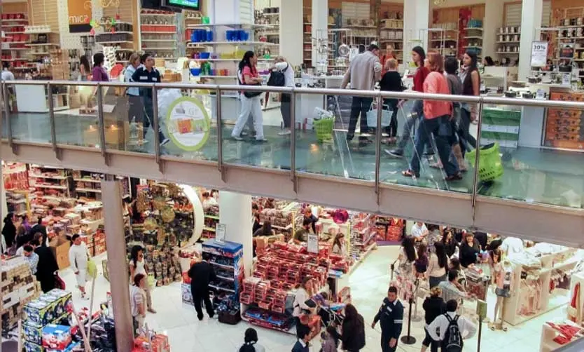 La caída del consumo de bienes y servicios en hogares se acentúa en abril al 4,5% anual