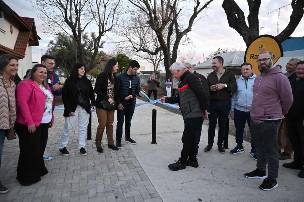 Corte de cintas en la inauguración de la Plazoleta Suiza