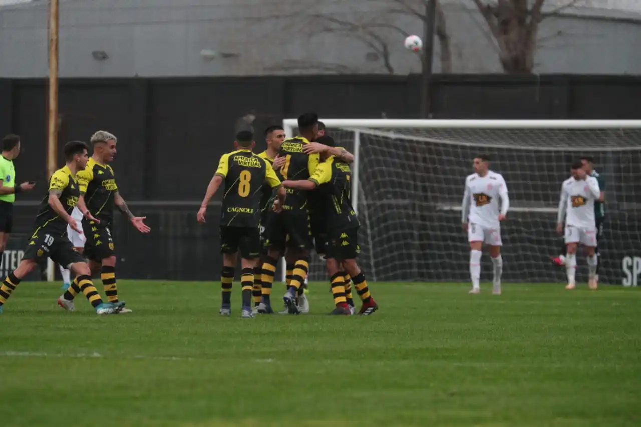 FOTO PRENSA BARRACAS CENTRAL Santamarina saboreó el triunfo, pero le empataron sobre el final.
