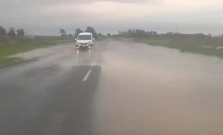 Agua sobre calzada entre Pieres y Balcarce