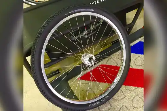 Lo vieron con dos ruedas de bicicleta: dijo que las encontró en un contenedor