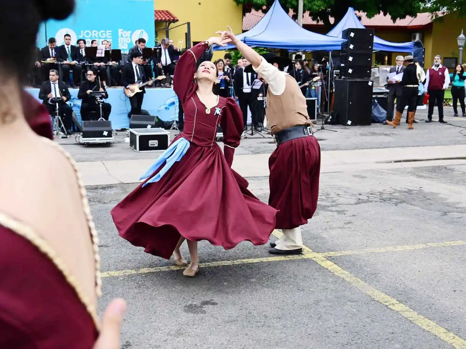La ciudad capital celebró el 25 de Mayo
con el baile colectivo Gato patriótico