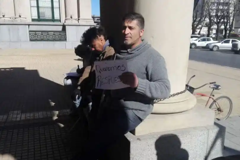 Tandil: Referente social se encadenó al municipio