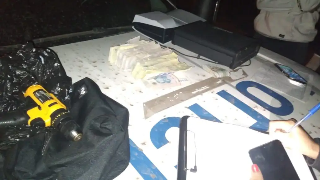 Entre los objetos secuestrados había dinero en moneda extranjera y nacional, una consola de videojuegos, una caja fuerte y herramientas.