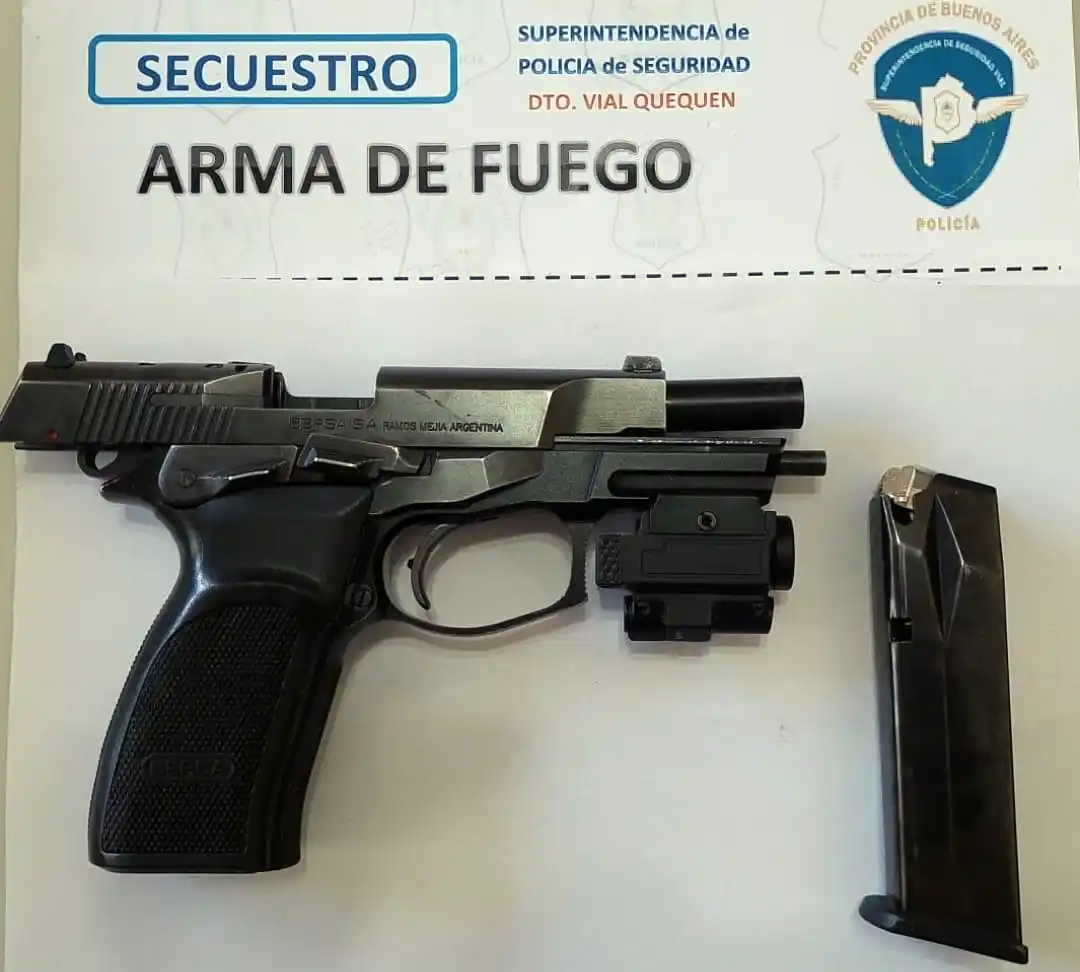 La pistola Bersa y el revólver incautados por el personal policial