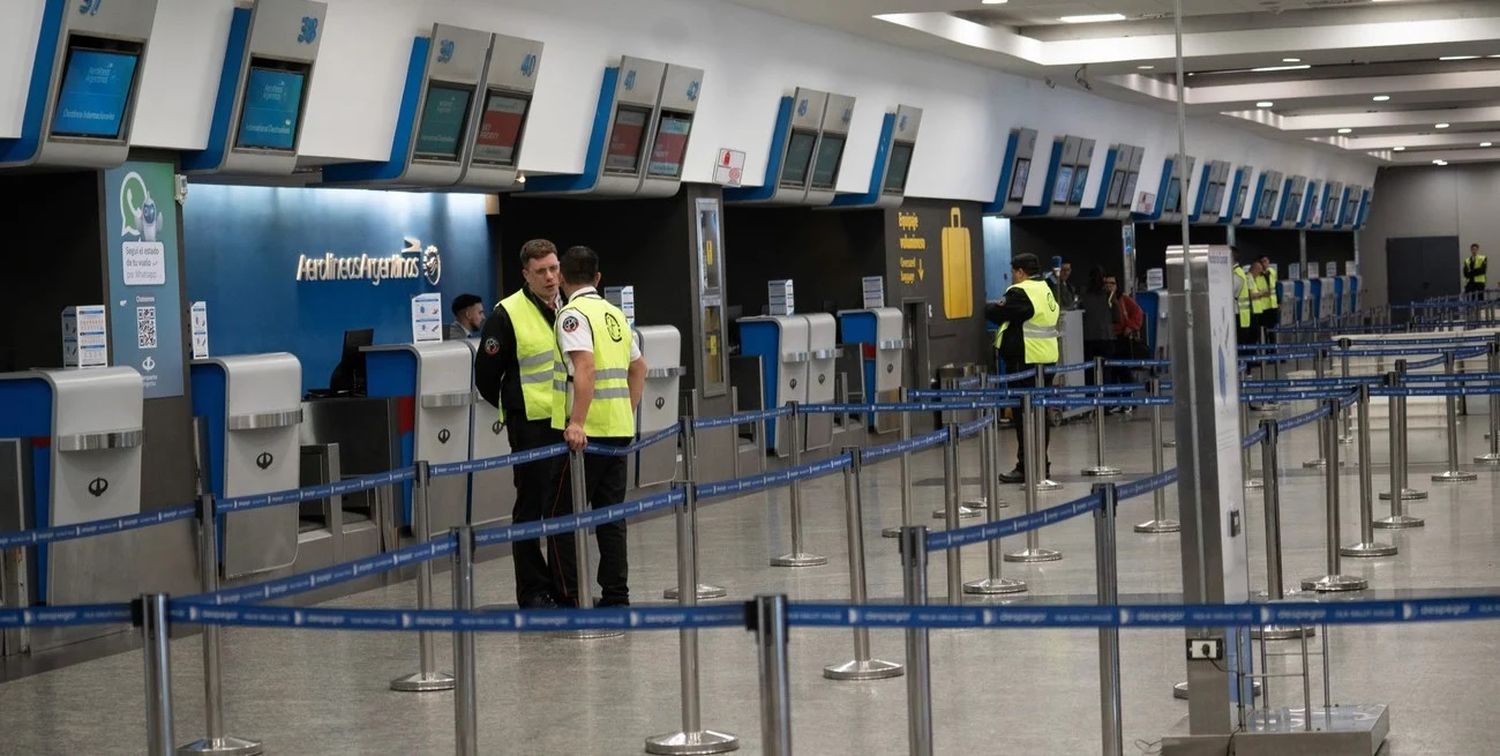 El gobierno transmitió a los gremios que, de no llegar a un acuerdo, iniciará el Procedimiento Preventivo de Crisis, que podría derivar en el cierre o el achicamiento de Aerolíneas Argentinas. Foto: Xinhua / Martín Zabala.