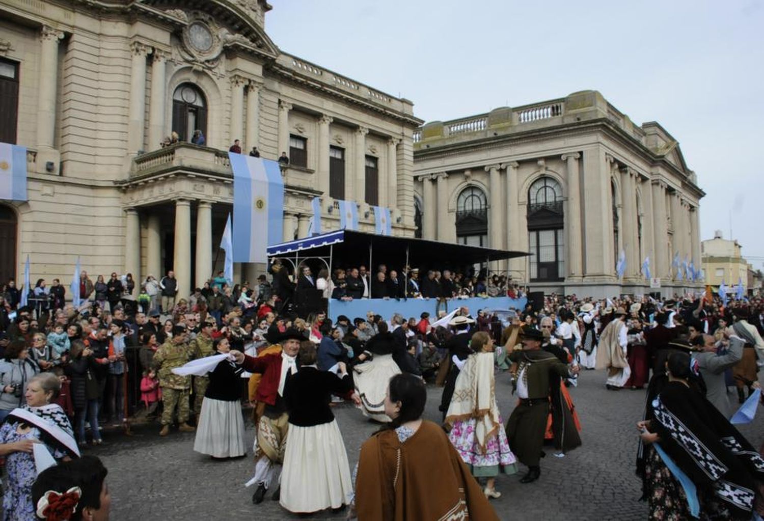 Más de 150 instituciones honraron en un histórico desfile los 200 años