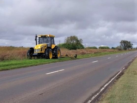 Trabajos sobre la banquina de la 33 entre Firmat y Chabás. Foto: Gentileza