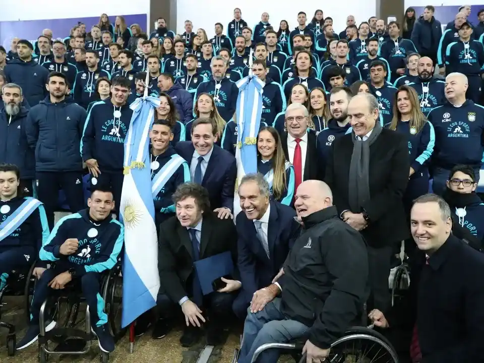 El Pte.Milei y D.Scioli junto a deportistas argentinos con discapacidad.