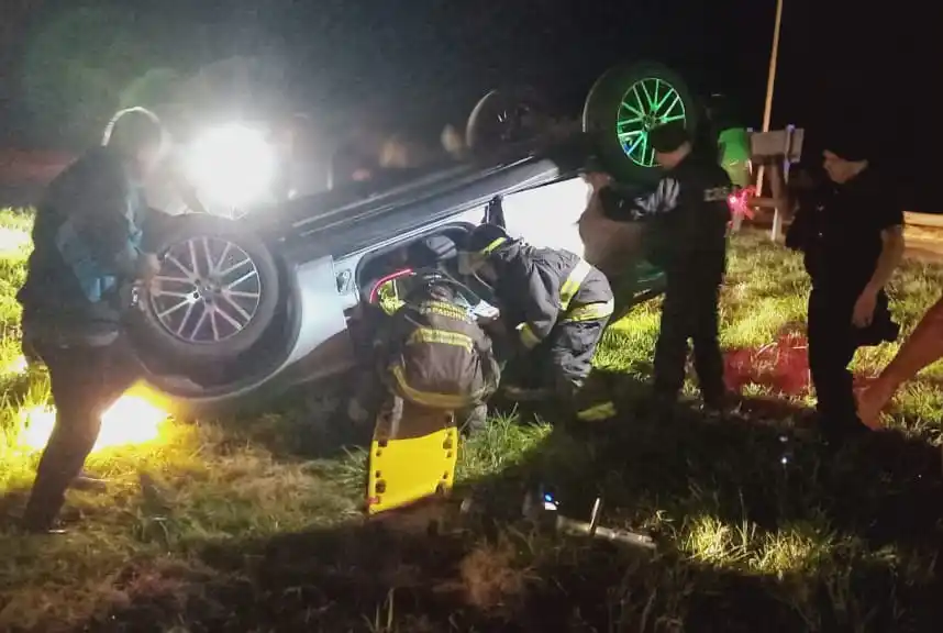 Un auto despistó, volcó y quedó en el medio de la rotonda: dos personas tuvieron que ser hospitalizadas