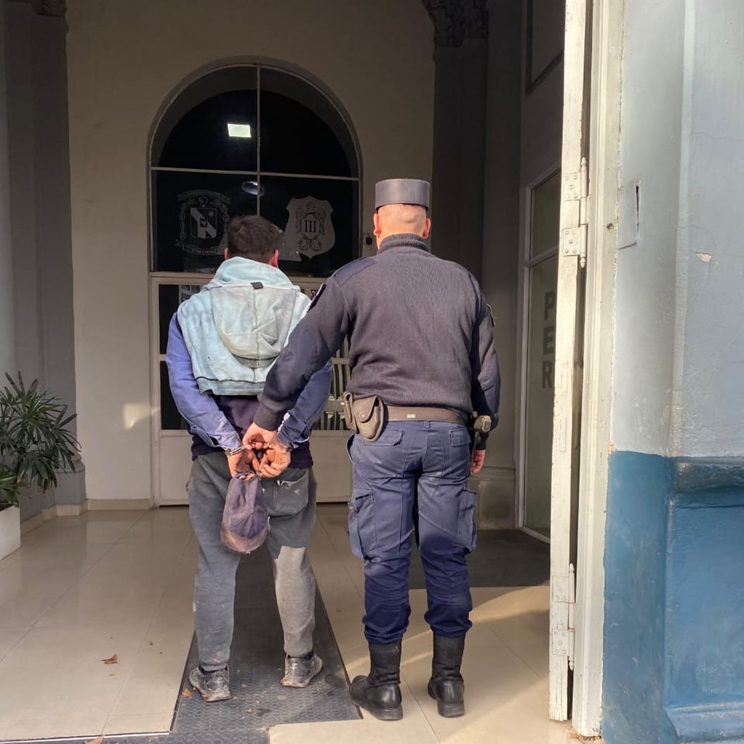 Detuvieron a un hombre por un delito de robo en la vía pública