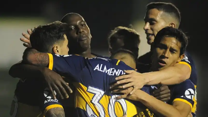 Boca pegó en el momento justo, venció a Defensa y quedó sólo arriba