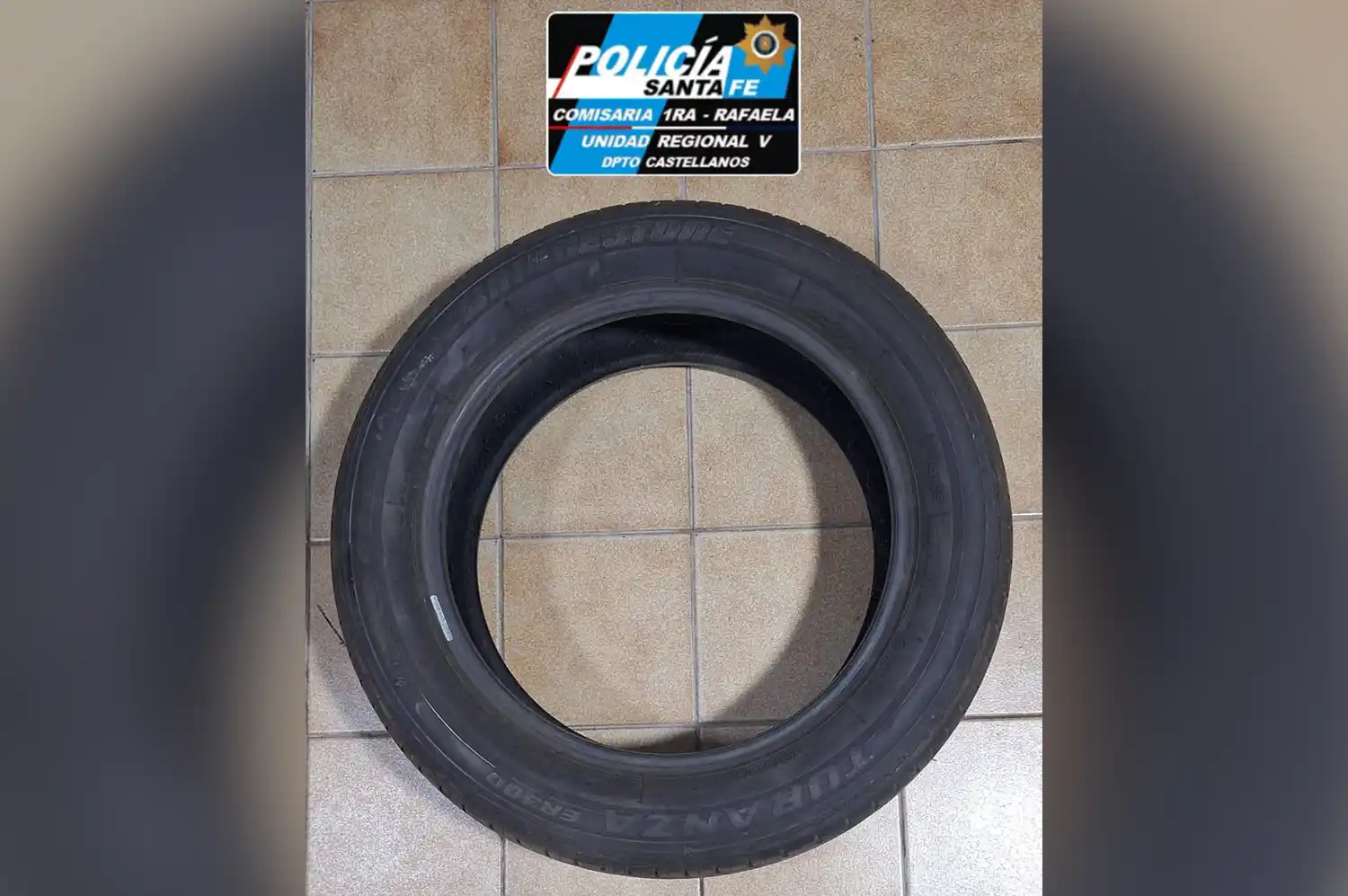 Poco discretos: escapaban corriendo con una cubierta hasta que los vio la policía