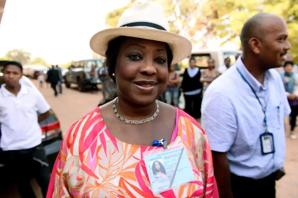 Una mujer pisa fuerte en FIFA: Fatma Samoura