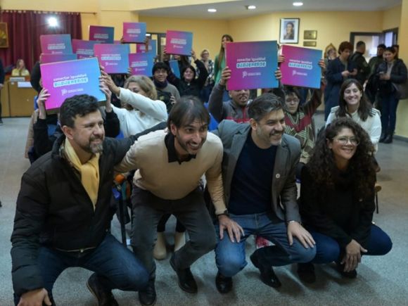 Entrega de netbooks de Conectar Igualdad Bonaerense en Punta Indio y Magdalena