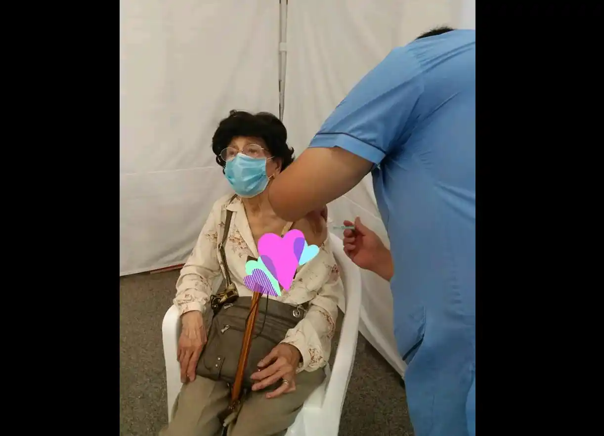 Ilse, con 92 años, se vacunó contra el coronavirus