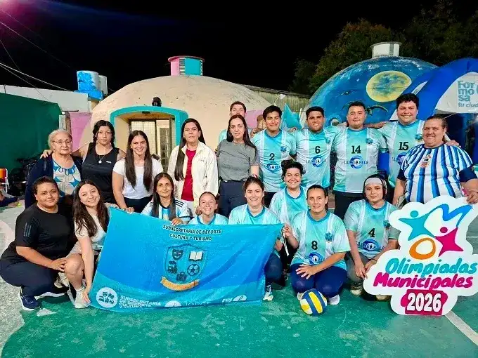 Un grupo de trabajadores municipales posa con entusiasmo durante las Olimpiadas Municipales de Formosa. Los participantes lucen sus camisetas deportivas y sostienen la bandera de la Subsecretaría de Deporte, Cultura y Turismo en una jornada de integración.
