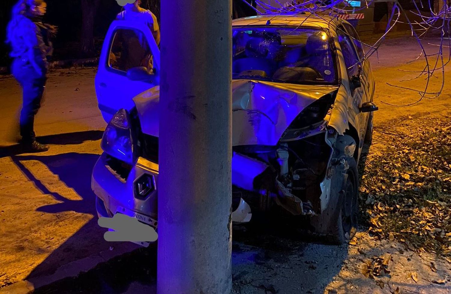 San Francisco: estrelló su auto contra una columna de cemento y salió ileso