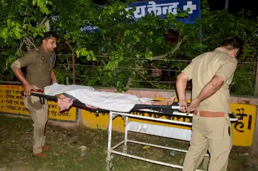 ESTAMPIDA MORTAL en ceremonia religiosa en India deja más 100 víctimas