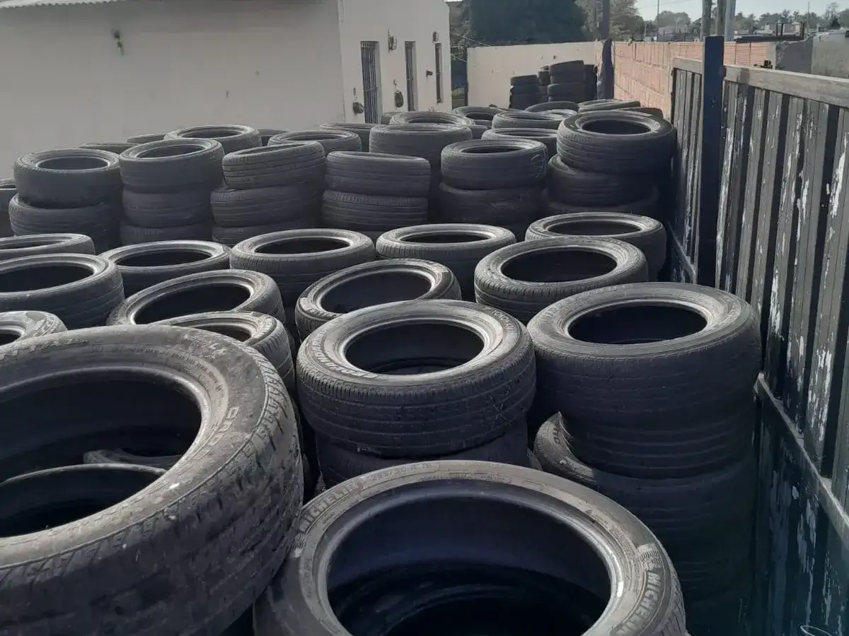 Los allanamientos se realizaron en viviendas ubicadas en Ecuador al 900 y Beruti al 8400, con la participación de efectivos de distintas dependencias policiales y del Grupo de Apoyo Departamental (GAD).