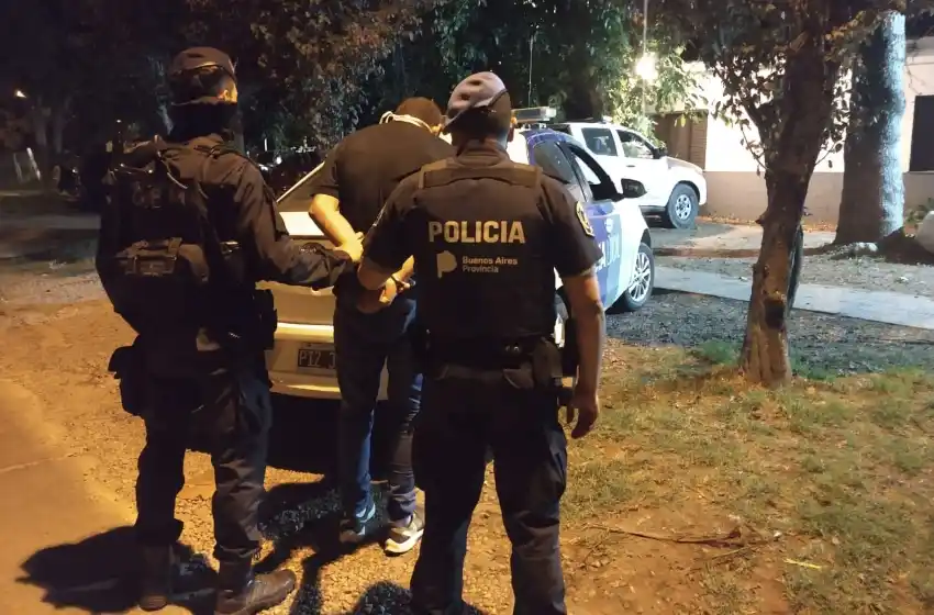 Quisieron robarle, persiguió al ladrón y ayudó en su detención