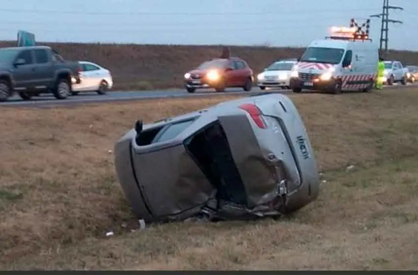 Impactante vuelco en la autopista Rosario-Córdoba terminó con una mujer herida