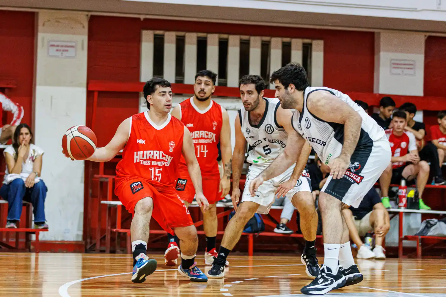 Básquet: Huracán ganó su ida con Blanco y Negro y Club de Pelota llevó la serie con Alumni al tercer partido