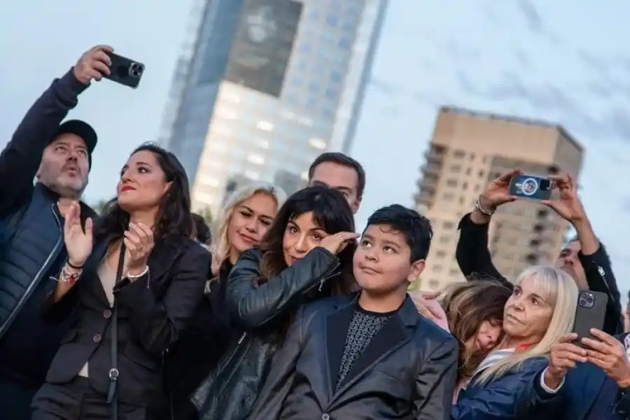 Claudia Villafañe y Verónica Ojeda acompañaron a sus hijos durante el homenaje a Maradona