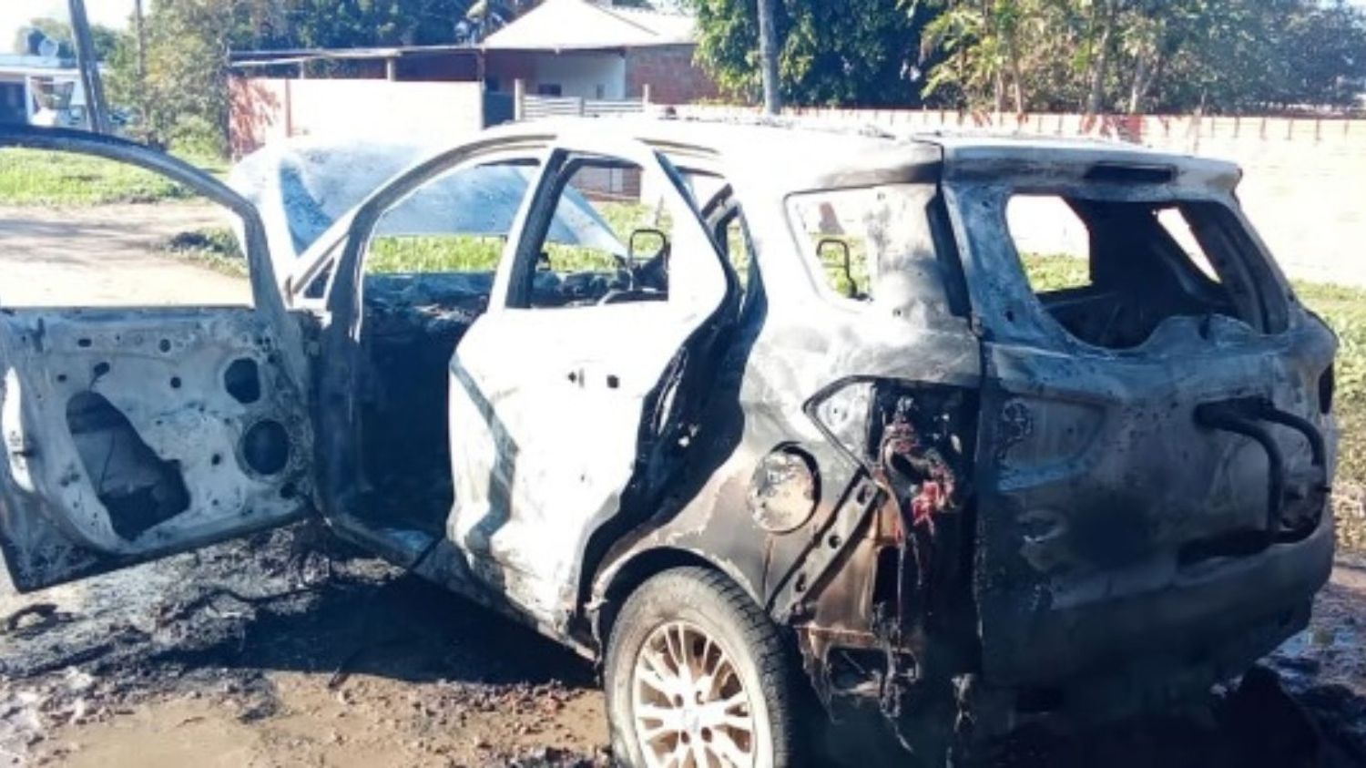 Incendio total de un vehículo tras desperfecto mecánico