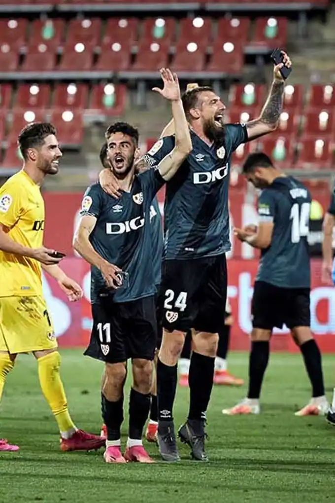 El festejo entre Andrés y Saveljich, con el arquero Luca Zidane cerca. El tandilense dio el salto de categoría con Rayo Vallecano.