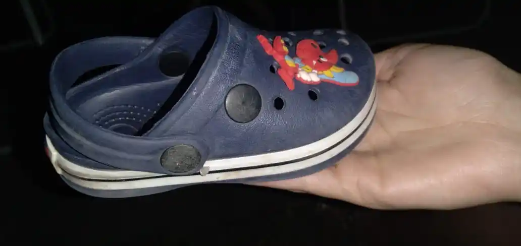 Encontraron esta sandalia