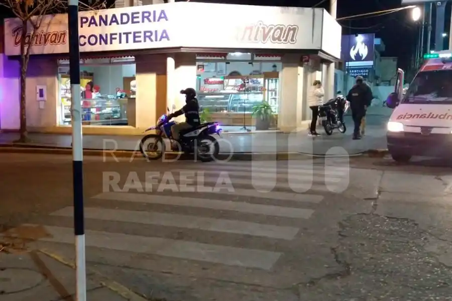 Un accidente entre una moto y un auto acabó con una femenina lesionada