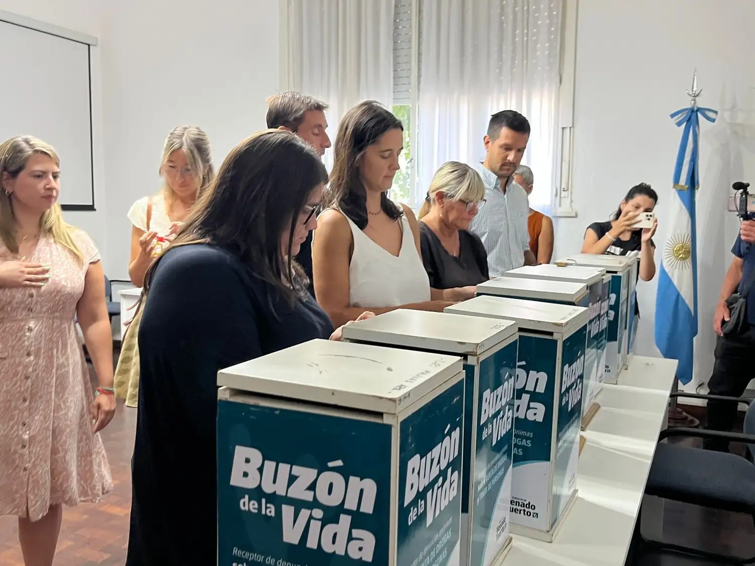 Funcionarios, concejales y representantes de instituciones encabezaron el acto de apertura.