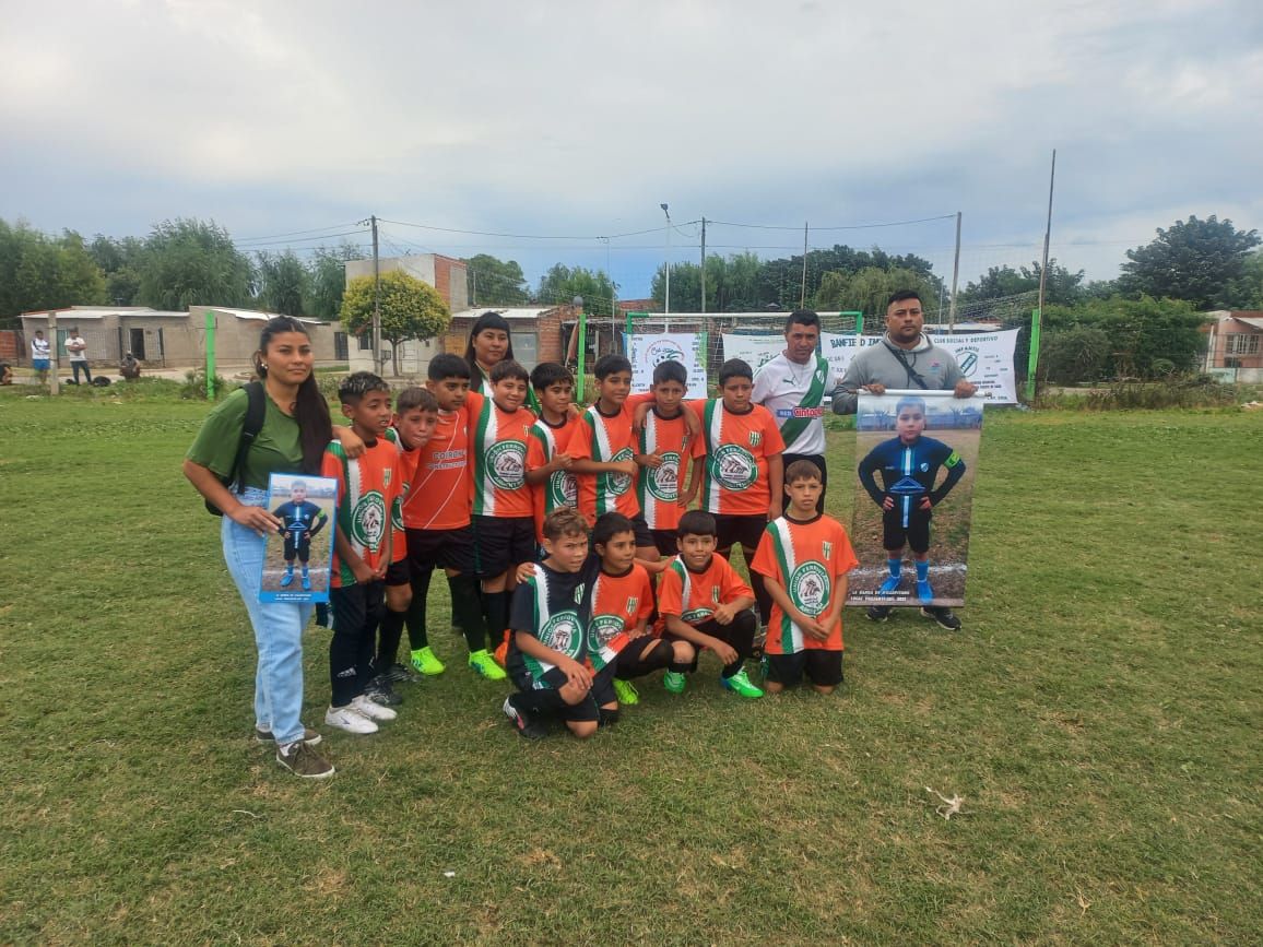 Compañeros y familiares de Lucas recordandolo dentro de una cancha, donde mas le gustaba estar.