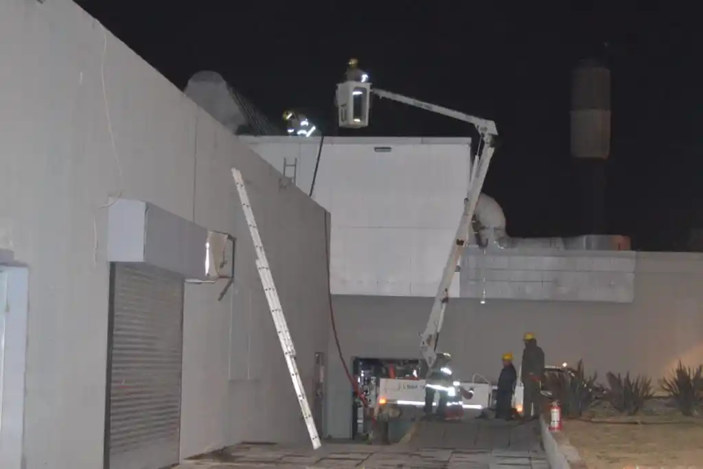 Un transformador del Carrefour explotó, generó un foco de incendio y debieron evacuar 