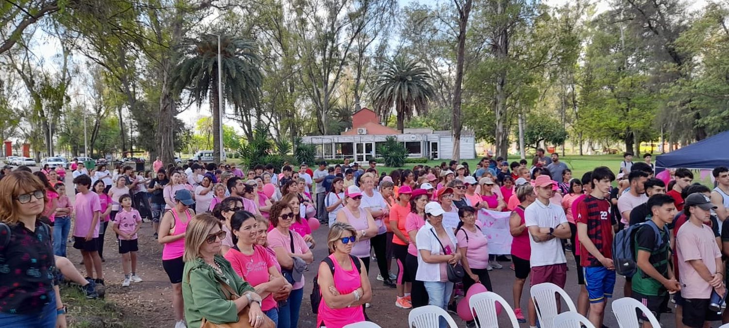 Numerosa participación en la “Caminata Rosa”