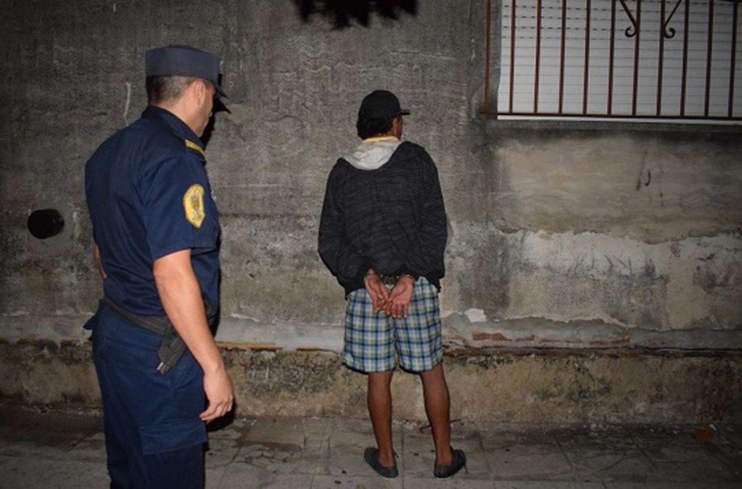 Lo sorprendieron dentro de un auto ajeno y quedó detenido